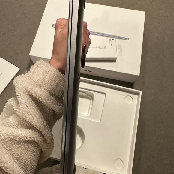 MacBook Air 13 inch Like New - Picture 9 of 14